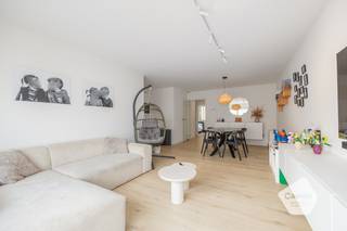<ul>
<li>Welkom in dit sfeervolle appartement, gelegen op de eerste verdieping aan de Mariakerkelaan. Het appartement beschikt over een <strong>bewoonbare oppervlakte van ca. 82 m²</strong> en geniet van een centrale ligging, op korte afstand van het strand, winkels en diverse horecazaken.</li>
<li><u><strong>Indeling:</strong></u> inkomhal, lichtrijke leefruimte met toegang tot het terras, keuken, <strong>drie slaapkamers</strong>, recent gerenoveerde badkamer met toilet en een praktische berging.</li>
<li><u><strong>Troeven:</strong></u> degelijke DSM-keuken, recent <strong>vernieuwde badkamer</strong> en conforme elektrische installatie. Daarnaast beschikt het gebouw over een <strong>gemeenschappelijke kelder met fietsenstalling. </strong>Er is tevens mogelijkheid om een <strong>private garage</strong> te huren in het gebouw.</li>
</ul>