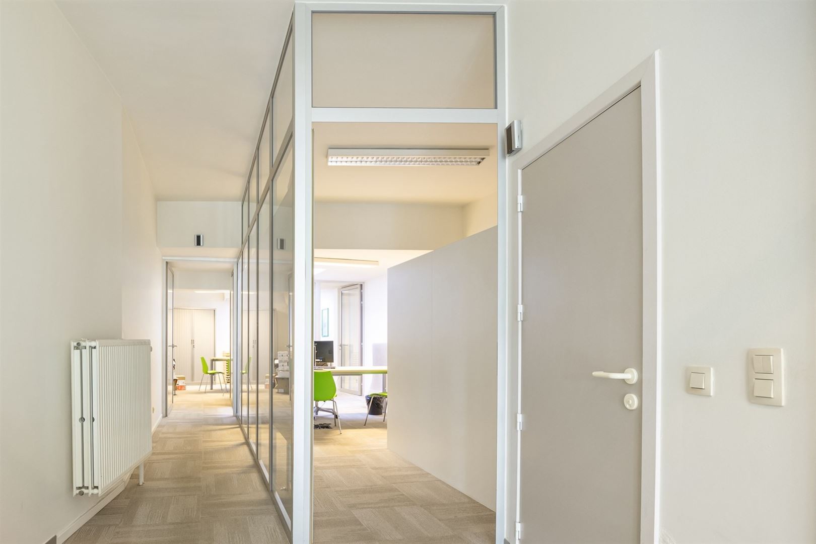 Lichtrijke kantoorruimte in het hartje van Opwijk. - foto 4