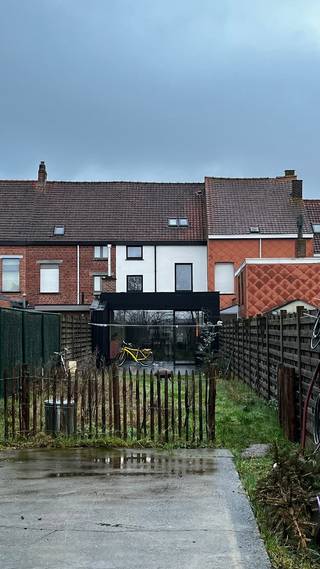 Deze volledig geschilderde woning (2023) beschikt over een ventilatiesysteem D, conforme elektrische keuring en een EPC-label A (75 kWh/m²). Dankzij deze uitstekende energiescore geniet de woning van 5 jaar vrijstelling van onroerende voorheffing. De woning wordt verwarmd met centrale verwarming op gas en beschikt over 8 zonnepanelen en vloerverwarming.<br />Bij het binnenkomen treft u een ruime open inkomhal met een gastentoilet en kelder. De nieuwe glazen deur brengt U naar de open leef- en zitruimte met grote raampartijen. Verder vindt u op het gelijkvloers een een luxueuze leefkeuken uitgerust met 6 SMEG-toestellen met vijf jaar garantie: vaatwasser, grote koelkast (178 l), oven, combi-oven, kookplaat, dampkap en microgolf.<br />Het recente terras, de aangename tuin en vooral de uitweg (ideaal voor een voertuig, bakfiets, …) vormen een grote meerwaarde. Op de eerste verdieping bevinden zich een masterbedroom, een luxueuze dressing, een ruim toilet en een prachtige badkamer met walk-in douche, vrijstaand bad en dubbele wastafel.<br />Via de authentieke trap bereikt u de tweede verdieping, waar zich nog twee grote slaapkamers bevinden en een open speelruimte/bureau, die eenvoudig kan worden omgevormd tot een extra slaapkamer.<br />Via een uitschuifbare trap bereikt u de ruime zolder.<br />Neem vrijblijvend contact op via maggie@vastgoednorman.be<br /> of 0479 40 24 04 om tijdig een bezoek in te plannen aan deze verhuurde woning.