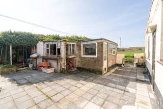 Op een mooi en perfect georiënteerd hoekperceel van 216 m² verkopen wij deze halfopen woning, volledig te vernieuwen maar met bijzonder...