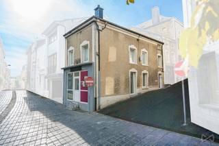 <p><span>duplexappartement met twee slaapkamers en een eigen ingang.</span></p>
<p><span>Dankzij de veelzijdige indeling is dit pand ideaal om wonen en werken te combineren. U kunt er uw winkel, kantoor of praktijk voor een vrij beroep vestigen, met uw woning vlakbij en afzonderlijke toegangen voor beide functies. Het geheel biedt ook een interessante investeringsmogelijkheid voor verhuur, dankzij de combinatie van een handelsruimte en een woning.</span></p>
<p><span>Het handelsgedeelte bestaat momenteel uit twee ruimtes, elk met een eigen ingang. Deze kunnen worden samengevoegd om een indeling te creëren die aansluit bij uw behoeften. Een kelder biedt extra opslagruimte.</span></p>
<p><span>Het duplexappartement is bereikbaar via een eigen ingang en beschikt over een ruime leefruimte met een zitgedeelte, eetgedeelte en open keuken, evenals een badkamer op hetzelfde niveau. Op de bovenverdieping geeft een nachthal toegang tot twee slaapkamers.</span></p>
<p><span>Wenst u een bezoek te plannen? Neem contact met ons op! +32 (0)63 33 00 69 – </span><span>sud.luxembourg@weinvest.be</span></p>