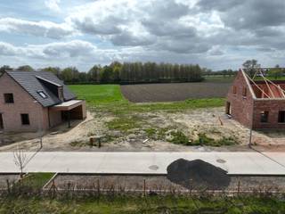 In de Walstraat te Koolskamp heeft All-Bouw nog <strong>3 percelen</strong> te koop voor <strong>halfopen bebouwing, variërend van 366m² tot 387m²</strong>. Elk perceel is zuidgericht, zodat je optimaal kunt genieten van het zonlicht in zowel je woning als je tuin. Of je nu een ruime tuin wilt om te ontspannen of een zonovergoten woonkamer, deze percelen bieden alles wat je nodig hebt om je ideale thuis te realiseren.<br /><br /><strong>Rust, natuur en ruimte voor het gezin.</strong><br /><br />Dit project combineert kwaliteit en leefbaarheid in een landelijke omgeving waar rust, ruimte en duurzaamheid centraal staan. De kindvriendelijke ligging in een doodlopende straat zorgt voor een veilige woonomgeving, terwijl het uitzicht over de omliggende velden de verbinding met natuur versterkt.<br /><br /><strong>Een duurzame thuis die bij je past.</strong><br /><br />Met diverse perceelgroottes kun je jouw ideale woning realiseren, precies zoals jij het wilt. Deze verkaveling stimuleert de bouw van energiezuinige woningen, afgewerkt met duurzame materialen. Koolskamp biedt niet alleen een gezellige dorpssfeer met voorzieningen dichtbij, maar ook de kans om een woning te creëren die klaar is voor de toekomst.<br /><br /><strong>Vlotte verbinding naar omliggende steden.</strong><br /><br />Naast de rust en het groene karakter van Koolskamp biedt deze verkaveling ook een uitstekende bereikbaarheid. Binnen slechts 5 minuten rijd je de E403 op, waardoor je vlot in de richting van Brugge of Roeselare reist. Ook de dichtsbijzijnde supermarkt en dagelijkse voorzieningen zijn snel bereikbaar.