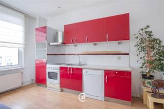 In de buurt van het Elisabethpark, gelegen in een zeer rustige straat, bevindt zich deze instapklare eengezinswoning met terras 20m². De woning beschikt over 4 slaapkamers, 2 keukens en 2 badkamers, wat tal van mogelijkheden biedt voor een groot gezin of een kangoeroewoning.EPC: FElektrische installatie niet conform de geldende normen.Gezien de gunstige ligging, in de onmiddellijke nabijheid van het openbaar vervoer, de VUB en het UZ Brussel, evenals het potentieel en de indeling van de woning, is het pand ook uitermate geschikt voor cohousing/coliving.