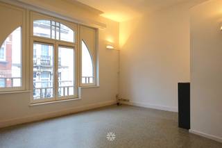 <p><span>GENT - Knokkestraat 11A: Op zoek naar een</span><span> gerenoveerd één slaapkamer appartement nabij Sint-Pietersstation te huur in Gent? </span><span>Dan is dit pand mogelijk iets voor u.</span></p><p><span> </span></p><p><span>De belangrijkste troeven in een notendop:</span></p><ul><li><span>Zal nog gerenoveerd worden (herschilderd, nieuwe vloer,...)</span></li><li><span>Energiezuinig appartement</span></li><li><span>Vlakbij Gent-Sint-Pieters, goed bereikbaar met auto en het openbaar vervoer</span></li></ul><p><span> </span></p><p><span>Indeling:</span></p><p><span>Gelegen op de tweede verdieping, zonder lift.</span></p><p><span>Leefruimte met open geïnstalleerde keuken, slaapkamer met aansluitend de badkamer(lavabo, toilet en douche).</span></p><p><span>In gemeenschappelijk gebruik is er een wasmachine en droogkast voorzien. </span></p><p><span> </span></p><p><span>Huurprijs: €775 + € 130 forfait gemeenschappelijke kosten, gas en water . Elektriciteit afzonderlijk af te rekenen.</span></p><p><span>Beschikbaar vanaf 01/06/2026. Domicilie verplicht.</span></p><p><span> </span></p><p><span>Neem contact op met Axel Lenaerts makelaars voor een bezoek via onze website.</span></p>