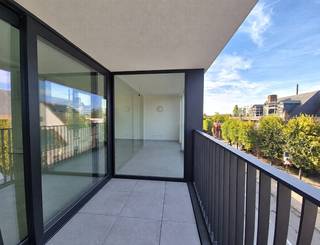 KORTEMARK. Ontdek de laatste appartementen van MILA en NORA. <strong>Dit tweeslaapkamerappartement biedt 103 m2, volwaardige ruimtes en zitterras.</strong> Op 2 hoog. Profiteer van de 6% btw onder voorwaarden.<br /><br />Hier kan u onmiddellijk verhuizen, vrij bij akte ! <u><strong> Dit project is stukken beter afgewerkt dan zijn soortgenoten, kom en ontdek het zelf...</strong></u><br />Op heden zijn er nog appartementen van : 103 -116.5 en 152m2 -  van 2-3 slaapkamers maar zeker niet te min .<br /><br /><strong>Onmiddellijk bewoonbaar | Instpaklaar | > 55 % verkocht </strong><br />Deze kleinschalige nieuwbouwresidentie is centraal gelegen nabij het station en op wandelafstand van de Markt in Kortemark. Met de E403 op 8,5 km geniet het project een uitstekende bereikbaarheid. In de onmiddellijke buurt vindt u er onder andere scholen, sporthal, natuur- en recreatiedomein Krekemeersen, warenhuizen, bakkerij, slagerij, apotheek, bank ... <br /><br />“Residentie Mila en Nora” bestaat uit 2 inkomhallen en 4 verdiepingen. De gelijkvloerse verdieping bevat 6 dubbele garageboxen, 5 enkele garageboxen en 5 autostaanplaatsen. In de eerste en tweede verdieping vinden we per verdieping 5 villa-appartementen. De dakverdieping bestaat uit 1 luxe-penthouse. <br /><br />Elk appartement wordt afgewerkt met de nodige precisie<strong>. De grote raampartijen</strong>, de aangename bewoonbare oppervlaktes (vanaf 103m²) en <strong>de ruime zitterrassen</strong> zorgen voor een zalig luchtig gevoel. De open keuken en badkamer(s) worden uitgerust met alle hedendaags comfort. <br /><br />TECHNISCH : <br />-    Centrale verwarming op aardgas met condenserende wandketel<br />-    Hoog-rendementsbeglazing met isolerende PVC-beraming<br />-    Thermische isolatie conform EPB-regelgeving<br />-    Ventilatiesysteem conform EPB-regelgeving<br />-    Brandwerende en inbraakveilige Inkomdeur <br />-    Conforme elektriciteit <br /><br />Bel Nik (T. 0472 38 97 46) vrijblijvend op voor meer informatie. Wij begeleiden u graag met de glimlach op zoek naar uw droomwoning &amp; commercieel pand. 