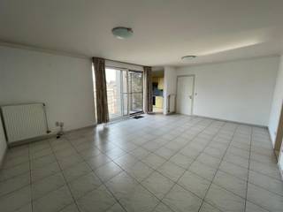 <p><span>Dit aangename appartement is gelegen op de derde verdieping in een erg goed en rustig gebouw. Het heeft een ruime living en bijhorende keuken en terras met zicht op de vest. Het appartement heeft 1 slaapkamer, een berging, een badkamer met douche en toilet. Er is tevens een ruime kelder en er is een lift aanwezig in het gebouw. Centrale ligging vlak in het centrum, maar toch erg rustig! Voor meer info of een bezichtiging, bel 0471/662197. </span></p><p><span> </span></p>