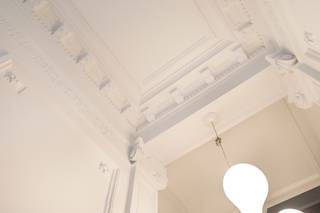 Droom je van groots wonen in de stad? Deze prachtige herenwoning in de Dendermondestraat 48 combineert authentieke charme met een indrukwekkende 280m² aan bewoonbare oppervlakte. Gelegen in het gegeerde 2018 Antwerpen, sta je op een zucht van de gezellige Troonplaats voor je dagelijkse koffie of een lokaal pintje.<br /><br />Bij het binnenstappen via de imposante hal met marmeren accenten voel je direct de klasse van weleer. Op het gelijkvloers vind je een zonovergoten leefruimte met prachtige vloer en een authentieke schouw. De eetkamer loopt naadloos over in de moderne open keuken, die dankzij een groot daklicht baadt in het natuurlijke licht. En voor wie graag voorraad inslaat: aansluitend is er een superhandige, ruime bijkeuken voorzien.<br /><br />Met maar liefst 6 slaapkamers is er ruimte zat voor het hele gezin, een thuiskantoor of een hobbykamer. Ontspannen doe je in de royale badkamer, die met een inloopdouche, een vrijstaand bad én een eigen sauna aanvoelt als een privé-spa. Extra opbergruimte nodig? De woning beschikt ook nog eens over een grote, droge kelder.<br /><br />De absolute showstopper? Dat is de gigantische, westgerichte tuin. Of je nu wilt zonnebaden op het terras of de kinderen wilt laten ravotten op het groen, in deze oase van rust vergeet je spontaan dat je midden in de stad bent.<br /><br />Klaar om de herenwoning van je dromen te bezoeken?<br />Maak snel een afspraak via info@goose.be of bel naar 03 369 36 38.