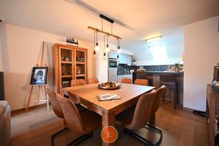 Instapklare hoog afgewerkte duplex gelegen dichtbij het centrum van Menen. Het appartement is ingedeeld als volgt:Inkomhal met toilet, ruime...