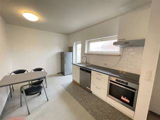 Duplex appartement : inkom, living, keuken, badkamer en twee slaapkamers.  Vrij 01/07/2026. Voorschot op water : 20 euro/pp.   Geen syndic...