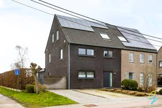 Cette maison de 2007, parfaitement entretenue, allie espace, confort et efficacité énergétique. Avec un excellent score EPC de 51 (label A), c'est une maison tournée vers l'avenir où la qualité de vie est au centre des préoccupations.<br /><br />La maison dispose de pas moins de 5 chambres à coucher, idéales pour les familles nombreuses, le télétravail ou les loisirs. Le spacieux salon baigne dans la lumière du jour et forme avec la maison un ensemble agréable et ouvert. La cuisine flambant neuve est équipée d'appareils électroménagers de haute qualité et offre tout le confort nécessaire à ceux qui aiment cuisiner et recevoir. Il y a également un bureau séparé, parfait pour le télétravail ou une activité indépendante.<br /><br />La maison dispose également :<br />D'un débarras pratique<br />D'un grenier supplémentaire offrant de nombreuses possibilités de rangement<br />D'un garage de pas moins de 40 m², pouvant accueillir une ou plusieurs voitures, des vélos et du rangement supplémentaire<br />D'un beau jardin au caractère rural.<br /><br />Cette maison offre une combinaison unique d'espace, d'efficacité énergétique et de confort contemporain. Elle est prête à accueillir ceux qui recherchent une maison durable offrant de nombreuses possibilités. Vous souhaitez la visiter ? Appelez Els au 0475/56.19.56 ou envoyez un e-mail à els@cornelis-goeman.be.