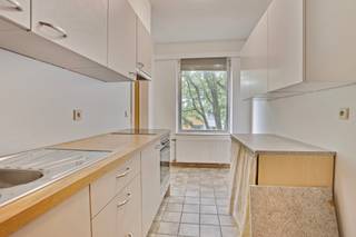 Twee-slaapkamer appartement in een rustige buurt van Mortsel.Indeling:Via de hal heeft men toegang tot alle ruimtes van het appartement. De...