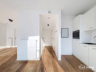 Het appartement bevindt zich op de zesde verdieping, achteraan in residentie KPlaza, een modern, energiezuinig en stijlvol nieuwbouwproject dat werd opgeleverd in 2019. Bij het betreden van de leefruimte valt meteen de mooie parketvloer op, evenals de kwalitatieve materialen en verzorgde afwerking.<br />De open keuken is praktisch ingericht en uitgerust met een koelkast, combioven, ingebouwde vaatwasser, kookplaat en dampkap. Ze sluit naadloos aan op de leefruimte en de slaaphoek. Het slaapgedeelte kan eenvoudig worden afgescheiden van de leefruimte.<br />Via een brede schuifraam heeft u toegang tot het ruime, zuidgerichte terras, waar u kan genieten van gezellige zomerse avonden. De badkamer is afgewerkt met strakke keramische tegels en beschikt over een lavabomeubel, spiegelkast, sierradiator en douche.<br />Daarnaast is het appartement voorzien van een apart toilet en een technische berging met aansluiting voor een wasmachine. Fietsen kunnen worden gestald in de gemeenschappelijke fietsenberging én een ruime privatieve kelderberging is inbegrepen in de prijs.<br />We bieden dit trendy appartement aan in het hart van het centrum van Antwerpen, op slechts enkele meters van het Centraal Station, De Keyserlei en de Meir. De locatie wordt omringd door bruisende horeca, leuke winkels, scholen en een vlotte verbinding met het openbaar vervoer. Dankzij deze centrale ligging is het appartement ideaal zowel als investering (verhuur of Airbnb) als voor eigen bewoning, met bovendien een interessant meerwaardepotentieel door het RUP Pelikaanstraat en de geplande ontwikkelingen in de omgeving.