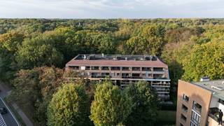 Huurprijs: 950 EUR per maand+ 50 EUR per maand voor twee garageboxen en berging+ 70 EUR per maand gemeenschappelijke kosten+ 35 EUR per maand...