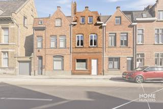 Op zoek naar een woning met écht ruime slaapkamers en een fijne ligging vlak bij het historische centrum?<br />Welkom in de Kalfvaart 10 in Ieper! Hier woon je aan de voet van de prachtige vestingen, met volop gelegenheid om te wandelen en te genieten van al het moois dat de stad te bieden heeft.<br />De grote troef van deze woning? Vier bijzonder ruime slaapkamers, waar je geen compromissen hoeft te sluiten op het vlak van ruimte. Ideaal voor een gezin, maar ook voor wie graag een kamer inricht als thuiskantoor, dressing of hobbyruimte.<br /><br />Verder beschikt de woning over een badkamer en een gezellig stadskoertje. Een eigen plekje buiten om ’s morgens rustig een koffie te drinken, wat groen te plaatsen of na een drukke werkdag even te ontspannen.<br /><br />De woning is voorzien van centrale verwarming op mazout en de elektrische installatie is conform gekeurd.<br /><br />Ook de ligging maakt het plaatje compleet: de charme van het historische stadscentrum ligt dichtbij, terwijl de mooie vestingen je uitnodigen voor een wandeling vlak bij huis. Een aantrekkelijke combinatie voor wie graag in de stad woont én groen in de buurt weet te waarderen.<br /><br />Voor meer informatie of een plaatsbezoek contacteer Home Hunters via hallo@homehunters.be