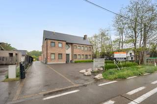 Ruime praktijk op een goede zichtlocatie!Ligging:Gelegen in Herselt op een ideale locatie met veel passage. Op de verbindingsweg tussen...