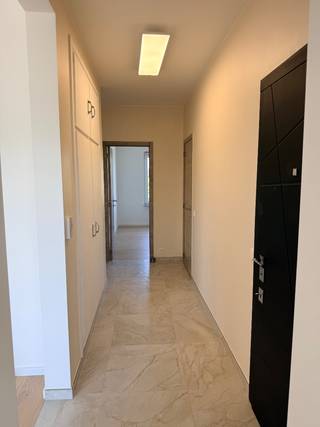 Direct beschikbaar: volledig nieuw gerenoveerd appartement van 85 m² te huur op Kaarenveldstraat 10 in Opwijk, op wandelafstand van het centrum.
Het appartement beschikt over 2 slaapkamers, een garagebox en een kelder. Er wordt een waarborg van 3 maanden gevraagd. Het is mooi afgewerkt, ruim en instapklaar.
Gelegen op een aangename locatie en voorzien van alle nodige comfort. Voor meer info of een afspraak, contacteer: +32 48 73 90606.