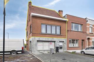 <span><strong>BEZOEK INPLANNEN ENKEL MOGELIJK VIA MAIL/CONTACTAANVRAAG.<br /><br />Duplex met twee slaapkamers, tuin en garage.</strong> <br /><br /><strong>Indeling: <br /></strong>Via de trap komen we op de eerste verdieping met een aparte hal. Vanuit de hal kunnen we de lichte leefruimte betreden. Deze is uitgerust met airco en geeft de toegang tot de recente keuken, voorzien van: combi-oven, gasvuur, dampkap, ijskast met vriesvak, natuurstenen werkblad en voldoende kastruimte. Via de nachthal is er nog de toegang tot de eerste slaapkamer en tot de badkamer. De badkamer is uitgerust met ligbad, wastafel, toilet en voorzieningen voor wasmachine en droogkast. Via de hal en de vaste trap bereiken we de tweede verdieping. Deze is ingedeeld met een bureaukamer, de tweede slaapkamer en een bergruimte. <br /><br /><strong>Bijzonderheden:</strong> <br />Airco in de leefruimte. <br />Ruime tuin en staanplaats in garagebox inclusief huurprijs.<br />EPC: 385 kWh/(m² jaar). <br /><br /><strong>Ligging:</strong> <br />Gelegen te Wommelgem met een goede bereikbaarheid maar tevens ook nabij groen (Fort Wommelgem/natuurgebied Koude Beek). Nabij grote invalswegen en een vlotte verbinding naar omliggende gemeenten en in de nabije omgeving van scholen, winkels en horeca-aangelegenheden.</span>