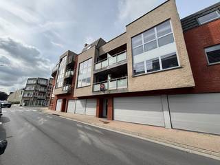 Op zoek naar een comfortabel appartement op een centrale ligging? Dan is dit gezellige en praktisch ingedeelde appartement in Zottegem zeker een bezoek waard!<br />Het appartement beschikt over een lichtrijke leefruimte met open, volledig ingerichte keuken, ideaal voor wie houdt van een aangename woonomgeving. Daarnaast is er een overdekt terras waar u in alle rust kunt genieten van een kop koffie of een ontspannen moment.<br />Met twee slaapkamers biedt dit appartement verschillende mogelijkheden: gebruik het als twee volwaardige slaapkamers of richt één kamer in als een ruime dressing of bureau. Verder beschikt het appartement over een aparte toiletruimte en een verzorgde badkamer met douche, lavabo en bidet.<br />Extra troeven zijn de private garage met automatische poort en de ondergrondse berging met aansluiting voor een wasmachine.<br />Dankzij de uitstekende ligging vlak bij het treinstation en op wandelafstand van het centrum van Zottegem geniet u van een vlotte bereikbaarheid en alle voorzieningen binnen handbereik. Hierdoor is dit appartement niet alleen ideaal voor starters, maar ook een uitstekende investering met aantrekkelijk verhuurpotentieel.<br /><strong>Interesse?</strong> Contacteer ons vandaag nog of reserveer uw plaats op de bezoekdag van <strong>27 juni tussen 10u en 12u</strong>.<br />📧 Mail naar: <strong>wim@vastgoeddw.be</strong> of bel 0479/91 91 32