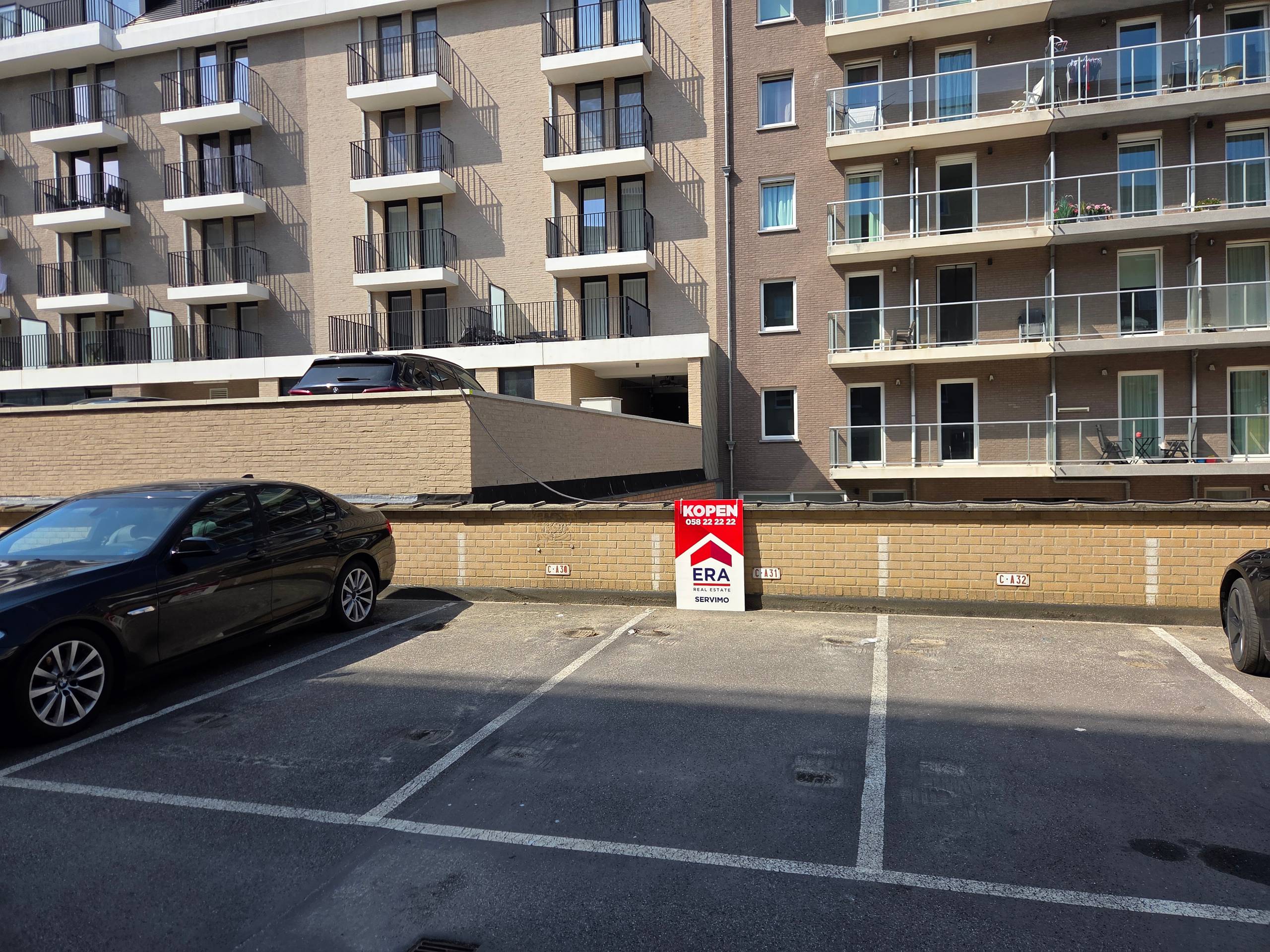 Openlucht parkeerplaats op het gelijkvloers van de residentie Panorama in het centrum van Nieuwpoort Bad.Afmetingen: D 5m x B 2m17.
