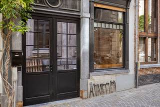 <p>Deze woning uit ca. 1600 ligt nabij het Conscienceplein. Het gebouw werd in 2024 gemoderniseerd met veel respect voor de authentieke elementen. Denk aan: originele houten balken, spiltrap, historische schouwen, smeedijzeren muurankers en de prachtige gevel.<br /><br />Met zes volwaardige slaapkamers, drie tot vier stijlvolle badkamers, een slim verwarmingssysteem en een afgewerkte kelder met wellnessopties, opent deze woning de deur naar tal van mogelijkheden. Van karaktervolle stadswoning tot een unieke vakantiewoning in het hart van Antwerpen.<br /><br /><strong>Indeling:<br /></strong>Bij binnenkomst betreed je de eetkamer op natuursteen, waar de pelletkachel discreet centraal staat. Deze verwarmt via kanalen de volledige woning. Aansluitend vind je de open keuken op keramisch parket, uitgerust met oven, microgolfoven, inductiekookplaat, dampkap, vaatwasser, koelkast, diepvriezer en een Corian werkblad.<br /><br />Via de traphal bereiken we de tv-hoek op originele cementtegels en verder het gastentoilet. De massieve houten spiltrap brengt je naar de eerste verdieping, met twee ruime slaapkamers en een moderne badkamer met douche, toilet en lavabo met meubel.<br /><br />Op de tweede verdieping zijn er opnieuw twee slaapkamers en een badkamer met ligbad, toilet en lavabo met meubel.<br /><br />Nog een verdieping hoger tref je twee kamers met zicht op de Boerentoren en Consciencebibliotheek, een derde badkamer en een buitenkoer met trap naar het dak.<br /><br /><strong>Buitenruimtes:<br /></strong>Buitenkoer op de eerste en derde verdieping, bereikbaar via de hal. Vanaf de koer op de derde verdieping is er een trap naar het dak voor uitbreiding met dakterras eventueel. Van hieruit heeft u de mooiste zichten over Antwerpen.</p>
<p><strong>Bijzonderheden:<br /></strong>Gemoderniseerd in 2024.<br />Pelletkachel met kanalisatie.<br />Zes slaapkamers &amp; 4 badkamers.<br />Authentieke elementen.<br />Polyvalente ruimte in kelder.<br />Perfect voor vakantieverhuur.<br /><br /><strong>Ligging:<br /></strong>Gelegen in het historische centrum van Antwerpen, vlak bij het levendige Conscienceplein, met directe toegang tot cultuur, horeca, winkels en openbaar vervoer.</p>