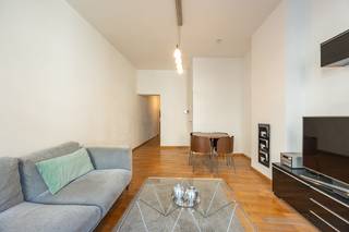 Bekijk alvast de videotour, het grondplan, EPC, asbestattest en de elektrische keuring via de Wellimmo-site ('documenten')<br /><br />Op zoek naar een instapklaar 1-slaapkamerappartement op toplocatie in Antwerpen? Dit lichtrijke appartement bevindt zich in de gegeerde Universiteitswijk, ter hoogte van Klapdorp – een levendige buurt tussen het historische centrum en het Eilandje.<br /><br />Het appartement beschikt over een aangename leefruimte, een aparte slaapkamer en een praktische indeling die zorgt voor een comfortabel woongevoel. De mooie parketvloer, doorgetrokken in zowel de leefruimte als de slaapkamer, zorgt voor een warme en verzorgde uitstraling.<br /><br />Gelegen op de eerste verdieping van een kleinschalig gebouw geniet je hier van de perfecte balans tussen rust en stadsleven. De ligging is zonder twijfel een van de grootste troeven: omringd door leuke adressen, winkels en met alles op wandelafstand, is dit een plek waar het bijzonder aangenaam wonen is.<br /><br />Het appartement behaalt momenteel reeds een gunstig EPC-label, opgemaakt vóór de plaatsing van de nieuwe ramen en een aankomende gevelreno. Bovendien is de gevelisolatie + gevelpleister reeds goedgekeurd (Zie 3D in de fotoreeks*) en gepland, waardoor het gebouw weer zal stralen en wat bovendien mooie vooruitzichten biedt naar de toekomst toe op vlak van energiezuinigheid en wooncomfort.  De maandelijkse kosten bedragen €140 (inclusief verwarming, water, syndicus, blokpolis,....en incl een bedrag van 44€ aan financiering die de VME heeft aangegaan voor deze gevelreno. Laag KI:519€!<br /><br />Ideaal voor starters, als pied-à-terre of als slimme investering op een sterke locatie.<br /><br />📩 info@wellimmo.net of 📞 03/225 00 68 voor meer info of een bezoek<br /> 