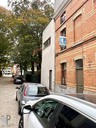 Op deze bijzonder goede ligging vinden we deze op te frissen opbrengsteigendom, voorzien van 5 studentenkamers, met een maandelijkse huuropbrengst van 2500 euro (deze baseren we op een volledig vorig academiejaar, momenteel niet verhuurd wegens verkoop). Hier beschikken we over een gunstig EPC-label en een volledig dossier met uit te voeren werken voor conformiteit. Dit schept een duidelijk beeld en is bij ons te verkrijgen. Met minimale kost krijgt u hier maximaal rendement. Absolute topper ! Voor meer inlichtingen of een bezoek, contacteer Veronique 0483/676579