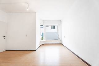 Bent u op zoek naar een ruime woning zonder renovatieverplichting? Deze goed onderhouden woning, gelegen nabij het centrum, combineert een gunstige ligging met een zongerichte tuin, een conforme elektrische installatie en een geïsoleerde zolder. Dankzij de reeds uitgevoerde werken beschikt de woning over een EPC-label D, waardoor er geen renovatieplicht van toepassing is.<br /><br />TROEVEN: <br />Geen renovatieverplichting (EPC-label D)<br />Conforme elektrische installatie<br />Geïsoleerde zolder met uitbreidingsmogelijkheden<br />Ruime, volledig zongerichte tuin met overdekt terras<br />Mogelijkheid tot praktijk- of handelsruimte<br />Drie volwaardige slaapkamers<br />Bijgebouwen met extra opslag- of hobbymogelijkheden<br /><br />Bij het betreden van de woning komt u terecht in de centrale inkomhal. Vooraan bevindt zich een polyvalente ruimte die perfect kan dienen als praktijkruimte voor een vrij beroep, bureau of handelsruimte. Via de hal bereikt u de gezellige woonkamer, de keuken en de droge kelder. Aansluitend bevindt zich de badkamer, uitgerust met een ligbad, douche, lavabo en toilet. Achteraan geniet u van een overdekt terras en een ruime, volledig zongerichte tuin waar u de hele dag van de zon kunt genieten. De aanwezige bijgebouwen bieden bovendien heel wat extra opslagruimte of mogelijkheden voor hobby's.<br /><br />Op de eerste verdieping bevinden zich drie ruime slaapkamers. Via een vaste trap bereikt u de tweede verdieping, waar de geïsoleerde zolder momenteel niet is ingericht. Deze biedt heel wat potentieel en kan eenvoudig worden omgevormd tot extra slaapkamers, een hobbyruimte of een thuiskantoor.<br /><br />Bent u op zoek naar een ruime gezinswoning met uitbreidingsmogelijkheden en een uitstekende ligging nabij het centrum? Neem vandaag nog contact met ons op en plan uw bezoek.