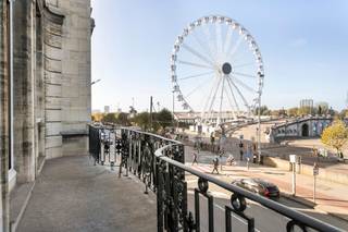 Dit casco-appartement is ondergebracht op de eerste verdieping in een historisch gebouw genaamd "Hansa Huis" opgetrokken in neo-barokstijl in 1901.<br /><br />Een inkomhal met separate toiletten leiden u naar een ontvangstruimte. Vervolgens is er royale open ruimte met hoge plafonds en fraai zicht op het Steen en de Schelde. Aansuitend heeft u een balkon. Het appartement beschikt verder nog over twee grote ruimtes en een keuken. Er bestaat een mogelijkheid om de ruimte in te delen in een ruim drie-slaapkamerappartement.<br /><br />Er bestaat een mogelijkheid tot een uitbreiding met 211m2. <br /><br />Parkeerfaciliteiten worden apart te koop aangeboden. <br /><br />Het betreft een uniek object gelegen op absolute toplocatie!
