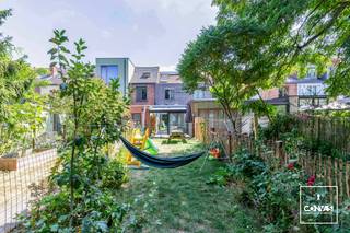 Wenst u <strong>rustig </strong>te wonen omgeven door <strong>groen </strong>en in de nabijheid van het Gentse stadcentrum? Dan is deze <strong>perfect instapklare woning</strong> gelegen te Mariakerke zeker een bezoek waard.<br /><br />In de <strong>heerlijk zonnige tuin</strong> is het de hele dag door genieten van het ruisen van de bomen, appels van eigen kweek en de occasioneel passerende eekhoorn. Om optimaal van de tuin te genieten zijn er stopcontacten voorzien in de tuin en het tuinhuis.<br /><br />De woning zelf is voorzien van een inkomhal en een ruime, <strong>lichtrijke leefruimte</strong>. Aansluitend bevindt zich de recent vernieuwde, volledig voorziene keuken (2024). Achteraan geniet je van een lichtrijke veranda met toegang tot de gezellige tuin.<br /><br />Op de eerste verdieping bevinden zich <strong>twee ruime slaapkamers</strong> waarvan één met een volledige wand aan ingemaakte kasten. De bovenverdieping biedt plaats aan een <strong>derde volwaardige slaapkamer</strong> en een praktische berging. Naargelang de woonwensen biedt deze woning met de drie volwaardige slaapkamers voldoende ruimte voor een gezin, hobbyruimte of bureau.<br /><br />De recente energetische renovaties waaronder het dak, centrale verwarming, verlichting en de <strong>10 zonnepanelen</strong> zorgen voor een <strong>beperkt energieverbruik </strong>(EPC B). <br /><br />Verder is de ligging een bijzondere troef. Het einde van de straat mondt uit in het natuurreservaat De Bourgoyen en zowel het centrum van Gent als het station Gent-Sint-Pieters liggen op zo'n kwartiertje fietsen. Kortom, een ideale en unieke combinatie van rust, natuur, stadsleven en een vlotte bereikbaarheid met alle voorzieningen op wandel- en fietsafstand. Ook het jaarlijks straatfeest staat bij alle buren aangestipt in de agenda. <br /><br />De huidige bewoners maakten er de afgelopen jaren een fijne thuis van, dus je komt terecht in een gezellige, verzorgde en instapklare woning.<br /><br />Kom zelf de vele troeven van de woning ontdekken en maak uw afspraak voor een bezoek ter plaatse. <strong>Contacteer Gijs</strong> via<strong> gijs@convas.be</strong> of <strong>0492 84 48 24</strong> (telefonisch of via Whatsapp).<br /><br /> 