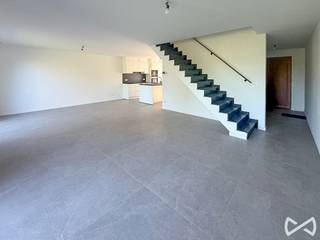 Deze instapklare woning verwelkomt u via een ruime inkomhal met gastentoilet. De lichtrijke leefruimte sluit naadloos aan op de open, volledig ingerichte keuken met praktische aansluitende berging. Vanuit de leefruimte geniet u van toegang tot het aangename terras en de fraai aangelegde, volledig afgesloten tuin. Via de achterzijde bereikt u bovendien eenvoudig de inbegrepen garagebox.<br /><br />Op de verdieping bevinden zich drie ruime slaapkamers, waarvan één met een praktische dressingruimte. Verder vindt u er een apart toilet en een stijlvolle, ingerichte badkamer voorzien van een inloopdouche, ligbad en lavabomeubel.<br /><br />Ook op vlak van energie en comfort scoort deze woning uitstekend dankzij regenwaterrecuperatie, een warmtepomp met vloerverwarming en zonnepanelen. Bovendien is de woning volledig geschilderd en afgewerkt met moderne lichtarmaturen én een maairobot.<br /><br />Een absolute topper voor wie zorgeloos en energiezuinig wil wonen!<br /><br />Voor meer informatie of een bezoek ter plaatse bel Stefanie op het nummer 055/59 50 10 of email stefanie.browaeys@weinvest.be.