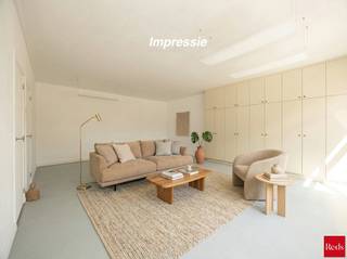 <p>ENKEL BEZOEKEN MOGELIJK NA HET INVULLEN VAN ONDERSTAANDE LINK:<br />https://mijnhuurprofiel.be/property/1e465de7-50ad-46ac-8ed3-ecb32952bd55/login<br /><br />Ruim en verzorgd gelijkvloers appartement te huur in het centrum van Wijnegem. Dit aangename appartement beschikt over twee volwaardige slaapkamers, beide uitgerust met <span>een warm-koud lucht eenheid (ook de woonkamer heeft een extra warm-koud eenheid voor extra comfort),</span> een badkamer <span>(waar nog een nieuw badkamermeubel geplaatst wordt)</span> en een apart toilet, wat zorgt voor extra comfort in het dagelijks gebruik.</p>
<p>De leefruimte is ruim en lichtrijk. Daarnaast is er een aparte buitenruimte aanwezig, ideaal om even tot rust te komen. Dankzij de centrale ligging bevinden winkels, openbaar vervoer en andere voorzieningen zich op wandelafstand.</p>
<p>Bovenop de huurprijs wordt een maandelijkse gemeenschappelijke kost van €50 aangerekend, evenals een provisie van €150 voor water en verwarming. Deze provisie wordt jaarlijks verrekend op basis van het werkelijke verbruik.</p>