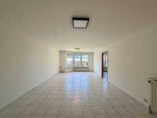 In het centrum van Roeselare, vlakbij het centraal station vinden we dit appartement met 2 slaapkamers en een ruim terras . <br />De kleuter- en lagere school, bakkerij, buurtwinkel, grootwarenhuizen, sportcentra en horecazaken zijn slechts op enkele ogenblikken van dit appartement verwijderd. <br /><br />Via de gemeenschappelijke hal gaat u verder richting de eerste verdieping van deze residentie. Het complex is voorzien van een lift.<br />De eerste verdieping verleent toegang aan drie entiteiten. Hier treft u het appartement aan, wanneer u het appartement binnenkomt, komt u terecht in de inkomhal met vestiaire en apart toilet. <br /><br />Wanneer u verdergaat treft u de ruime, lichtrijke leefruimte aan met toegang tot de geïnstalleerde keuken. <br />Verder geniet de leefruimte van veel natuurlijk licht en is er zicht op het bruisende Roeselare.<br /><br />Naast de keuken kan u een aparte berging en technische ruimte terugvinden. <br />Via de nachthal heeft u toegang tot de ruime badkamer met wastafel, ligbad en de nodige aansluitingen voor het plaatsen van een wasmachine. <br />Verder kan u hier ook twee ruime slaapkamers terugvinden, waarvan één toegang verleent tot het terras en bijhorende berging. <br /><br /><strong>Goed om weten: </strong><br />Basishuurprijs: €800,-/maand <br />Geen syndickosten<br />Vrij vanaf heden<br /><br /><strong>Kom dit appartement met al zijn troeven ontdekken in een vrijblijvend bezoek!</strong>