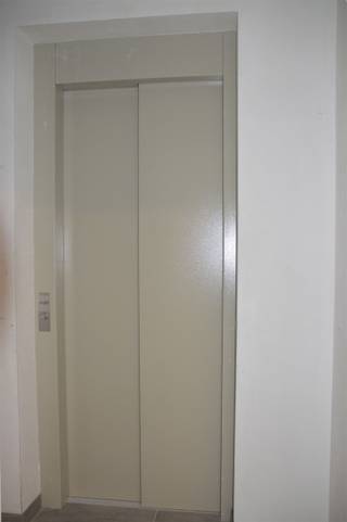 <p><span>Nieuwbouw appartement in het centrum van Balen-Olmen.</span></p><p><span>Dit prachtige nieuwbouw appartement op de 1ste verdieping is beschikbaar vanaf 1juli 2026. Gelegen in het hart van Balen-Olmen, biedt het een ideale woonomgeving met alle gemakken binnen handbereik. </span></p><p><span>De lift in het gebouw zorgt voor extra comfort.</span></p><p><span>Indeling:</span></p><ul><li><span>Inkomhal</span><span>: Ruime en lichte hal die toegang biedt tot alle vertrekken.</span></li><li><span>Woonkamer met open keuken</span><span>: Een ruime woonkamer met een moderne open keuken, perfect voor gezellige avonden. Vanuit de woonkamer heb je direct toegang tot een aangenaam terras van 6,6 m², waar je heerlijk kunt ontspannen.</span></li><li><span>Slaapkamers</span><span>: Het appartement beschikt over twee ruime slaapkamers.</span></li><li><span>Badkamer</span><span>: Moderne badkamer met een ruime inloop douche.</span></li><li><span>Berging</span><span>: Extra bergruimte is aanwezig, ideaal voor opslag.</span></li></ul><p><span>Extra's:</span></p><ul><li><span>Parkeerplaats</span><span>: Achter het gebouw is er een auto staanplaats beschikbaar, bereikbaar via een servitudeweg.</span></li><li><span>Energiezuinig</span><span>: Het appartement is uitgerust met een warmtepomp en zonnepanelen, wat zorgt voor een energiezuinig en duurzaam wooncomfort.</span></li><li><span>Instap klaar</span><span>: Het appartement is volledig geschilderd en voorzien van verlichtingsarmaturen.</span></li></ul><p><span>.Ligging:</span></p><ul><li><span>Zeer goede ligging met een vlotte verbinding naar de E313.</span></li></ul><p><span>Geen gemeenschappelijke kosten!</span><span> Dit appartement is een echte aanrader voor wie op zoek is naar comfort, rust en een goede locatie.</span></p><p><span>Interesse?</span><span> Neem snel contact op voor een bezichtiging!</span></p>