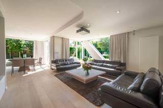 Deze verrassend ruime en tijdloze villa vormt de ideale gezinswoning of het perfecte tweede verblijf op fietsafstand van zee en strand. De gerenoveerde villa is rustig gelegen in een residentiële wijk, op slechts 5 minuten van het centrum van Knokke. Rondom de woning bevindt zich een prachtig aangelegde tuin die volop rust en privacy biedt. Bovendien is er ruime parkeergelegenheid voorzien. Een ideale combinatie van comfort, ruimte, rust en een uitstekende ligging.<br /><br />Indeling:<br />Inkomhall met toilet en vestiaire, ruime, zonnig leefruimte met direct verbinding met terras en tuin, bureau, volledig uitgeruste leefkeuken, praktische berging en wasplaats, dubbele garage.<br />Vier volwaardige slaapkamers, dressing, twee badkamers, afgewerkte zolderruimte met ingemaakte kasten die kan gebruikt worden als hobbyruimte, bureau of speelkamer.<br /><br />Bezoeken? Graag na afspraak met Avantimmo op het nummer 050 62 50 55