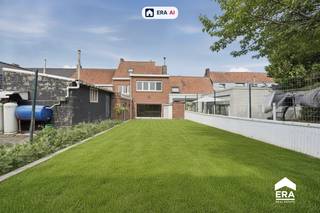 <p><strong>Kloeke woning met drie slaapkamers en tuin in Abele</strong></p>
<p>Deze ruime gesloten bebouwing uit 1963 ligt in het gezellige Abele, op slechts vijf minuten van Poperinge.</p>
<p>De woning heeft een solide structuur met betonnen vloeren en biedt circa 191 m² bruikbare vloeroppervlakte. Op het gelijkvloers bevinden zich een polyvalente ruimte, een apart toilet, een lichtrijke woonkamer met zicht op het terras en de tuin, een keuken, twee bergingen en een droge kelder.</p>
<p>De eerste verdieping telt drie volwaardige slaapkamers zonder schuine wanden, waarvan twee met een mooi uitzicht over het omliggende landschap. Verder zijn er een berging en een badkamer met lavabo, toilet en ligbad.</p>
<p>Via een vaste trap bereikt u de geïsoleerde zolder met veluxramen, die kan worden ingericht als extra slaapkamer of hobbyruimte. De woning beschikt bovendien over nieuwe pvc-ramen met hoogrendementsbeglazing, nieuwe deuren en dakisolatie.</p>
<p><strong>Troeven:</strong></p>
<p>• Kloeke woning met betonnen vloeren<br />• Drie volwaardige slaapkamers<br />• Apart toilet op het gelijkvloers<br />• Ruime zolder met vaste trap<br />• Groot terras en gezellige tuin<br />• Tal van renovatiemogelijkheden<br />• Gelegen op slechts vijf minuten van Poperinge</p>
<p>Grondoppervlakte: 231 m²<br />EPC: 614 kWh/m² per jaar – label F. Renovatieplicht van toepassing.<br />P-score en G-score: A<br />Vrij bij akte en betaling.</p>
<p>Neem contact op voor meer informatie of een bezoek.</p>
<p><strong>JOUW DROOMHUIS. ZO GEVONDEN!</strong></p>