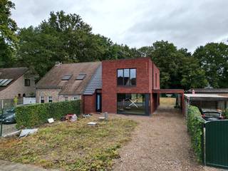 Bent u op zoek naar een woning waar u uw eigen stempel op kunt drukken? Deze nieuwbouwwoning aan de Bosstraat 2 in Maasmechelen biedt u de perfecte basis! De woning wordt casco aangeboden, wat betekent dat u de mogelijkheid hebt om zelf de volledige afwerking te bepalen. <br /><br />Deze ruime woning ligt op een perceel van 5 are 97 ca en heeft een woonoppervlakte van maar liefst 232 m². Gelegen nabij belangrijke invalswegen zoals de E314 en N75, geniet u van een uitstekende verbinding naar omliggende steden zoals Genk en Hasselt, en bent u vlot verbonden met de Nederlandse grens. Dit maakt de locatie ideaal voor wie een rustige woonomgeving wil combineren met een goede bereikbaarheid.<br /><br /><u><strong>Indeling:</strong></u><br />Bij het betreden van de woning komt u terecht in een uitnodigende inkomhal met gastentoilet. De woonkamermet grote raampartijen aan zowel de voor- als achterkant van de woning zorgt voor een overvloed aan natuurlijk licht, waardoor de ruimte een open en aangenaam gevoel geeft. Aansluitend bevindt zich de ruimte voor een open keuken, ideaal om naar eigen smaak in te richten. Naast de keuken is er een ruime berging, perfect geschikt als voorraadkamer, wasruimte,...<br /><br />Op de eerste verdieping vinden we drie slaapkamers, waarvan twee zeer ruime kamers die perfect in te richten zijn als masterbedroom en logeerkamer. De derde kamer kan dienstdoen als kinderkamer, bureau of kleedruimte. De badkamer biedt voldoende plaats voor een inloopdouche, ligbad, toilet en dubbele wastafel.<br /><br />De woning beschikt verder over een aangebouwd overdekt terras waar u het hele jaar door kunt genieten van buitenleven, en een carport, wat zorgt voor extra comfort en beschermde parkeermogelijkheid.<br /><br /><strong>De woning wordt verkocht onder het BTW-stelsel (21% BTW), de geadverteerde prijs is </strong><u><strong>excl. BTW, </strong></u><strong>notariskosten,..</strong><br /><br />Kortom, deze woning biedt u alle mogelijkheden om uw eigen stijl en smaak door te voeren en er een echt thuis van te maken. Interesse om deze casco-woning te bezoeken? Aarzel niet om contact met ons op te nemen voor een afspraak.<br /><br />Tel.: 0032(0)485 97 49 28<br />E-mail: info@co-realestate.be