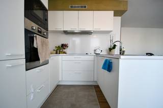 Dit appartement kunnen we terugvinden in de moderne en nieuwgebouwde residentie genaamd 'Kroonpark' te Ertvelde. Het appartement beschikt over een bewoonbare oppervlakte van circa 117 m² en 2 aangename terrassen! <br /><br />Indeling appartement:<br />Inkomdeur, zithoek, eetplaats, geïnstalleerde keuken, apart toilet, berging met technische installaties. Aansluitend aan de leefruimte vinden we een aangenaam overdekt terras. Op de 1ste verdieping vinden we: overloop met ingemaakte kasten, 3 slaapkamers, ruime badkamer (bad, douche, toilet, lavabomeubel). Aan de overloop bevindt zich een 2de terras met mooi uitzicht.<br /><br />Enkele leuke extra troeven:<br />- voorzien van vloerverwarming <br />- verzorgde afwerkingsgraad<br />- zonnepanelen voorzien<br />- mooie indeling<br /><br />Huurprijs: 1.125€/maand (inclusief de garagebox en bijdrage in de gemeenschappelijke kosten)<br />Ledigen van septische en regenwaterput nog niet inbegrepen, hiervoor dient de huurder wel bij te dragen. Privatieve onderhoud van het appartement is uiteraard ook ten laste van de huurder.<br /><br />Vrij op 1 december 2026.<br /><br />Indien u een bezoek wenst, aarzel niet om contact op te nemen via quinten@qubic-vastgoed.be of via 0468/20 15 30.