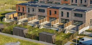 Kwalitatieve energiezuinige (zonnepanelen) NIEUWBOUW met 3 SLK, 2 ondergrondse parkings en omheinde TUIN. Goedgelegen in een afgesloten domein met aangelegd park, nabij het station. INDELING: 2 ondergrondse parkings, berging, grote lichtrijke leefruimte met open geïnstalleerde keuken, 3 slaapkamers, badkamer, aangelegd terras en omheinde TUIN. TROEVEN: direct beschikbaar, voorzien van zonnepanelen, centrale verwarming op aardgas, aangename ruimtes, conforme elektr.. Bezoek na afspraak met IMMO BEGUIN: info@immobeguin.be