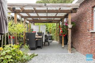 Degelijke bungalow te koop in Wichelen op een perceel van 4,10 are in rustige residentiële straat. <br />Grote woonkamer en 3 ruime slaapkamers. Naast keuken, wasplaats/berging en grote garage.<br />Dubbel glas, cv mazout, zonnepanelen met thuisbatterij.<br />Mits wat opfrissen uw ideale woning! (Uitbreiding met dakverdieping mogelijk)<br />Graag een bezoek? Bel 052/52.80.30 of mail info@goemanvastgoed.be