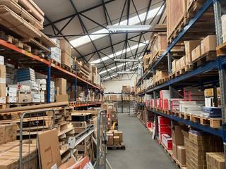 In Evere, op een strategische locatie nabij belangrijke invalswegen, bieden wij dit veelzijdig bedrijfsgebouw aan via aandelenoverdracht. Het...