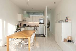 <p><span>GENT- Steendam: Ben je op zoek naar een lichtrijk gerenoveerd appartement in centrum Gent op wandelafstand van de Sint-Jacobskerk? Dan is dit mogelijk exact wat je zoekt.</span></p><p><span> </span></p><p><span>De belangrijkste troeven:</span></p><ul><li><span>Vlotte bereikbaarheid met openbaar vervoer</span></li><li><span>Lichtrijke leefruimtes</span></li><li><span>Nabij belangrijke in- en uitvalswegen</span></li><li><span>Winkels, supermarkten, bars en restaurants op wandelafstand</span></li></ul><p><span> </span></p><p><span>Indeling:</span></p><p><span>Inkomhal, leefruimte met open ingerichte keuken (keramische kookplaat, dampkap, oven en koelkast), badkamer uitgerust met ligbad/douche, lavabomeubel en toilet (incl. aansluiting voor wasmachine), slaapkamer met bijhorende dressing. <br />Het appartement heeft hoge plafonds wat bijdraagt tot veel lichtinval.</span></p><p><span> </span></p><p><span>Belangrijke informatie:</span></p><p><span>Huurprijs: €895 + € 50 onderhoud algemene delen. EGW (elektriciteit, gas, water) afzonderlijk af te rekenen. Domicilie verplicht.</span></p><p><span>Beschikbaar vanaf: 01/09/2026 (mogelijkheid 16/08/2026 in samenspraak met huidige bewoner)</span></p><p><span>EPC (B): 121 kWh/m³ jaar</span></p><p><span> </span></p><p><span>Interesse in dit tof appartement? Vraag dan snel jouw bezoek aan via onze website www.axellenaerts.be!</span></p>