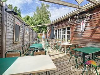 Sale in the form of a transfer of shares : 3-front building +/- 400 m² on 3.79 a. oriented S/W. Originally a single-family house, converted in 1996 into a restaurant on the ground floor and 1st floor, all with permit. On the 2nd floor, a dwelling with attic space (formerly 2 bedrooms with bathroom in the original plans) and currently taken over as attic space in the urban planning information. Cellars. Rented in its entirety: 9-year commercial lease. Rent €48,085/year. File on request. Electricity not compliant (estimate: €1,654) EPB E+ CO2 42. Information and surface areas are given for information only and are not contractually binding.