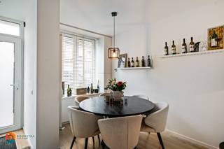 Op een uitstekende locatie te Mechelen bevindt zich deze recent gerenoveerde woning met 2 slaapkamers en gezellige stadstuin. Het bruisende...