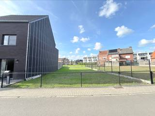 <p><span>BOUWGROND 263m² VOOR CREATIE HALFOPEN BEBOUWING MET GARAGE</span></p><p><span>rustige, autoluwe en kindvriendelijke ligging nabij centrum, Dorpshart en station met vlotte bereikbaarheid via N16, A12 en N17</span></p><p><span> </span></p><p><span>Het perceel (Lot 4) heeft een breedte van 11,8 meter.</span></p><p><span>De tuin is oost-georiënteerd.</span></p><p><span>Geen bouwverplichting / bouwvoorschriften verkrijgbaar op aanvraag.</span></p><p><span> </span></p><p><span> </span></p><p><span> </span></p>