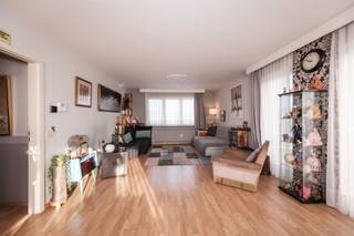 <p>Welkom in dit prachtige appartement in Herselt.</p><p>Dit uitstekend gelegen appartement van 91m² woonoppervlakte biedt de perfecte combinatie van comfort, stijl en functionaliteit. Met 2 ruime slaapkamers heb je voldoende ruimte voor je gezin, terwijl de badkamer met douche alle comfort biedt die je verdient.</p><p>Het hart van deze woonst is ongetwijfeld de grote, lichte woonkamer die naadloos overgaat in een uitgeruste, moderne keuken.  Geniet van de talrijke ramen die het hele appartement met natuurlijk licht vullen en een aangename, open sfeer creëren.</p><p>De private garage met berging zorgen voor een veilige parkeerplaats en extra opslagruimte.  Uitstekend bereikbaar en een goede locatie in Herselt.  </p><p>Dit appartement is klaar om in te trekken. Mis deze kans niet! Het combineert alles wat je zoekt: ruimte, moderne voorzieningen, duurzaamheid en een perfecte locatie. </p><p>Contacteer ons vandaag nog voor een bezichtiging!</p>
