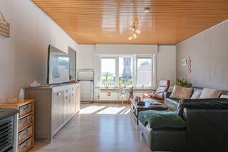 Voor meer info contacteer Simon via +32 498 12 37 08 of via simon@vicusvastgoed.be<br /><br />Deze woning is gelegen in een rustige en groene woonomgeving, ideaal voor wie op zoek is naar comfort en ontspanning. De ligging combineert het beste van twee werelden: een vredige buurt met weinig verkeer, en toch een vlotte bereikbaarheid naar het centrum van Koekelare en omliggende gemeenten. Op wandelafstand van tal van voorzieningen waaronder de markt voorzien van restaurants, grootwarenhuizen, scholen en het Koekelarebos. <br /><br />EPC: B <br /><br />Indeling van de woning: <br />Bij binnenkomst wordt je onthaald in de inkomhal die meteen toegang biedt tot de ruime woonkamer, dankzij de vele lichtpartijen wordt de ruimte voorzien van natuurlijk zonlicht. Doorlopend krijg je toegang tot de vernieuwde keuken, voorzien van een vaatwasser, oven én voldoende opbergruimte. Via de keuken krijg je toegang tot de rustige en aangename tuin met landelijke vergezichten. <br /><br />Op de eerste verdieping bevinden er zich drie slaapkamers en badkamer met dubbel lavabomeubel en inloopdouche. <br /><br />Daarnaast beschikt de woning nog over een praktische en ruime garage/berging.<br /><br />Troeven: <br />- Drie slaapkamers <br />- Vernieuwde keuken <br />- 12 zonnepanelen<br />- Garage <br />- Ruime berging<br /><br />Ontdek vandaag nog deze woning! <br />Voor meer info contacteer Simon via +32 498 12 37 08 of via simon@vicusvastgoed.be