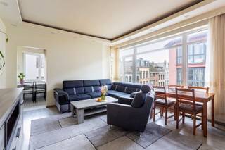 Lichtrijk en stads wonen<br /><br />Locatie<br />Het appartement is gelegen in de Greinstraat 53 te 2060 Antwerpen, een bijzonder gunstige locatie met alles binnen handbereik. Winkels, openbaar vervoer, Velo-stations en scholen bevinden zich in de directe omgeving, wat resulteert in een uitstekende Mobi-score van 9,6/10. Bovendien zijn de verbindingswegen naar de belangrijkste autosnelwegen vlot bereikbaar en geniet je van een snelle en comfortabele verbinding naar het centrum van de stad.<br /><br />Beschrijving<br />Dit aangename appartement bevindt zich op de 3de verdieping en is eenvoudig bereikbaar via de lift. De indeling omvat een lichtrijke leefruimte, een keuken, twee slaapkamers van respectievelijk 11 m² en 6 m², en een badkamer uitgerust met een douche. Dankzij de praktische indeling en de centrale ligging is dit appartement ideaal voor eigen bewoning of als investering.<br /><br />Verplichte vermeldingen<br />EPC: 251 kWh/m²<br />P-score: B<br />G-score: B<br />Stedenbouwkundige inlichtingen: Vg, Wg, Gvkr, Gmo, Gvv