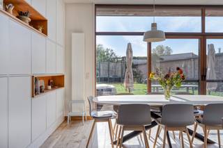 Ben je op zoek naar een rustig gelegen, ruime gezinswoning met een vernieuwde keuken, vier slaapkamers, een garage en een mooie tuin?<br />Aan de rand van het centrum, vlakbij wandel- en fietsroutes, speeltuinen, scholen en winkels.<br /><br />Je komt binnen via de inkomhal, die toegang geeft tot de aparte bureauruimte en een aparte toilet.<br />De leefruimte is bijzonder lichtrijk en vormt samen met de <strong>open keuken</strong> een aangename, centrale leefplek.<br />De keuken is voorzien van ingebouwde toestellen en beschikt over heel wat ingemaakte kasten, waardoor je geniet van voldoende opbergruimte.<br /><br />De garage is ruim en beschikt over een elektrische poort. Onder de trap is er bovendien nog een extra opbergruimte, ideaal voor praktische stockage.<br /><br />Op de eerste verdieping bevinden zich <strong>drie slaapkamers.</strong><br />De badkamer is voorzien van een lavabomeubel, ligbad, afzonderlijke douche en toilet.<br />De tweede verdieping biedt nog een <strong>ruime zolderkamer</strong> met ingemaakte kasten, een toilet en een aparte technische ruimte.<br />Hierdoor zijn er ook boven heel wat mogelijkheden voor extra slaap-, hobby- of werkruimte.<br /><br />Achteraan de woning geniet je van een <strong>mooie, zonnige tuin</strong> met tuinhuis.<br />Ook op energetisch vlak heeft de woning heel wat te bieden, met zonnepanelen, een regenwaterput van 7.500 liter, een condensatieketel op aardgas en airco op iedere verdieping. Verder beschikt de woning over parket en elektrische rolluiken.<br /><br />Een ruime en verzorgde gezinswoning met een praktische indeling, energiezuinige voorzieningen en een zonnige tuin.<br />Kom dit toppertje checken! Bel ons 03/775.78.79<br />Ben je ook van plan jouw eigendom te verkopen? Maak een afspraak voor een gratis schatting, wij maken er samen een succesverhaal van.<br />