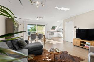 We vinden dit lichtrijke instapklare appartement met EPC-label B en 2 slpks terug op een centrale ligging te Zonhoven. Bekijk het volledige verkoopdossier op www.schraepenvastgoed.be. Naast alle informatie uit deze advertentie vindt u hier ook de professionele video, grondplannen, attesten, keuringen en andere nuttige documenten over deze eigendom.