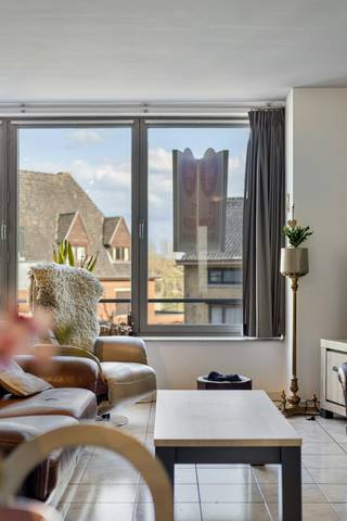 Cet appartement confortable est très bien situé, à quelques mètres de la Grote Markt, du parc de la ville, de la bibliothèque, des magasins,...